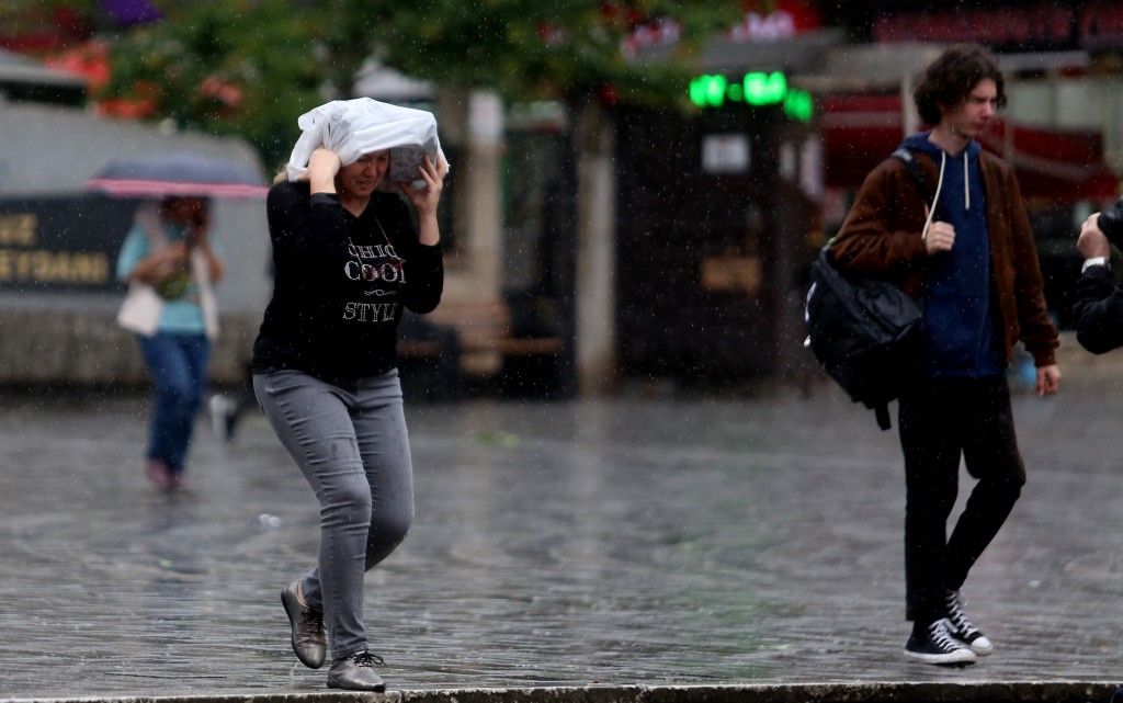 Bursa'dan yağmur manzaraları... Kaçan da var tadını çıkaran da