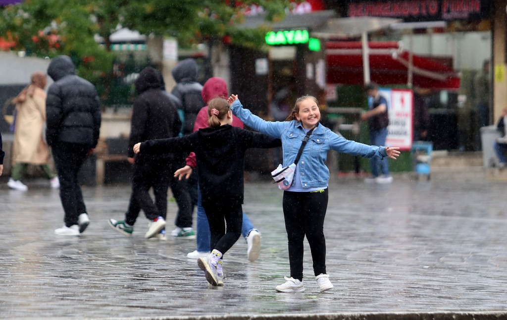 Bursa'dan yağmur manzaraları... Kaçan da var tadını çıkaran da