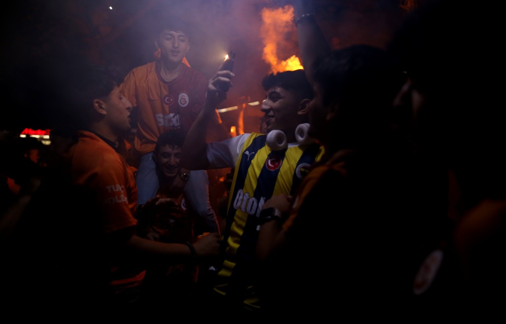 Bursa'da Galatasaray'ın şampiyonluk coşkusu zirve yaptı