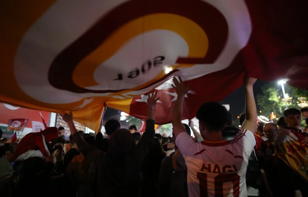 Bursa'da Galatasaray'ın şampiyonluk coşkusu zirve yaptı