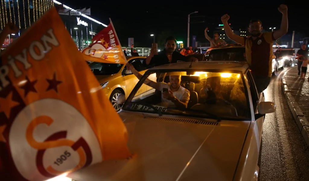 Bursa'da Galatasaray'ın şampiyonluk coşkusu zirve yaptı