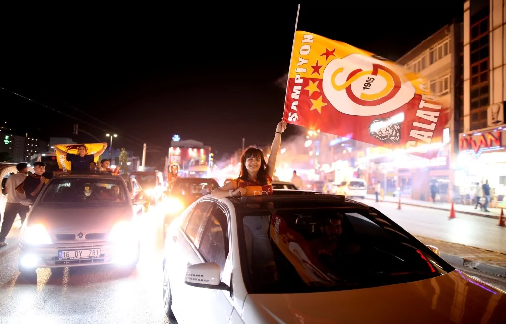 Bursa'da Galatasaray'ın şampiyonluk coşkusu zirve yaptı
