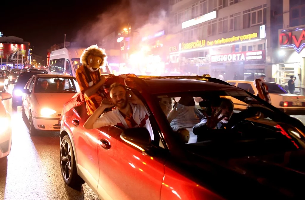 Bursa'da Galatasaray'ın şampiyonluk coşkusu zirve yaptı