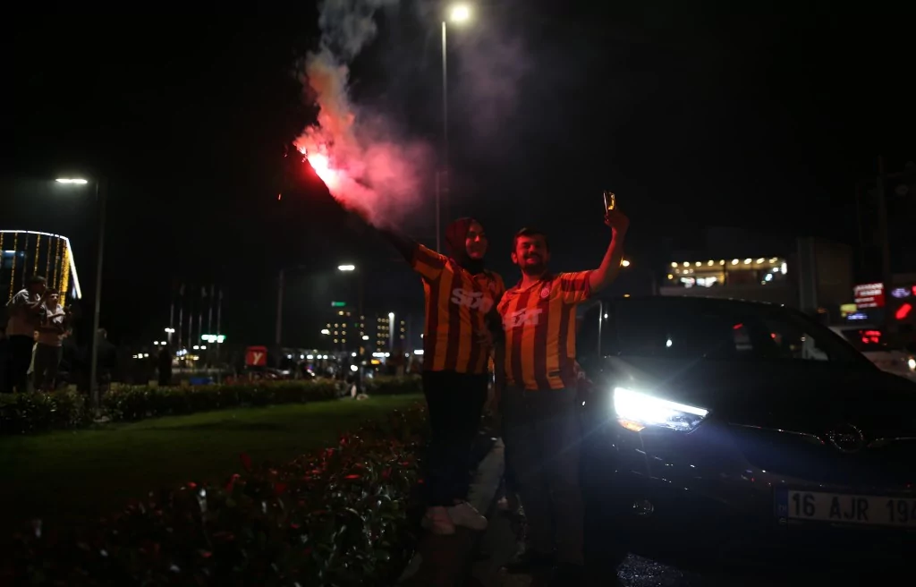 Bursa'da Galatasaray'ın şampiyonluk coşkusu zirve yaptı