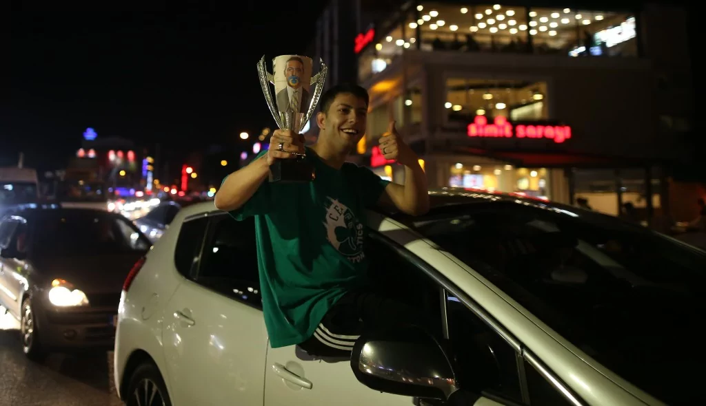 Bursa'da Galatasaray'ın şampiyonluk coşkusu zirve yaptı