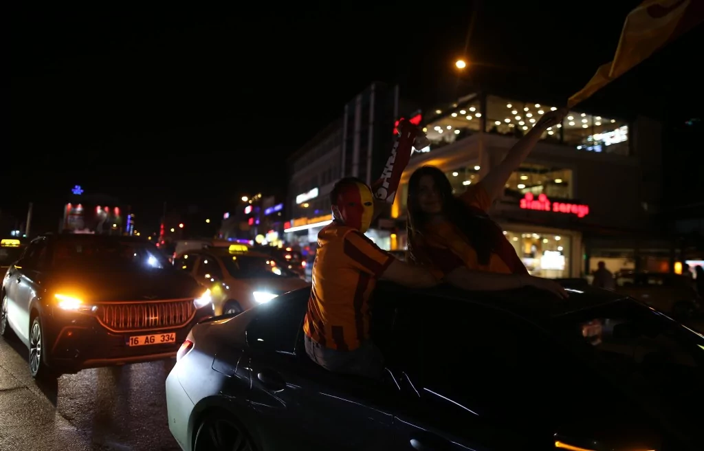 Bursa'da Galatasaray'ın şampiyonluk coşkusu zirve yaptı