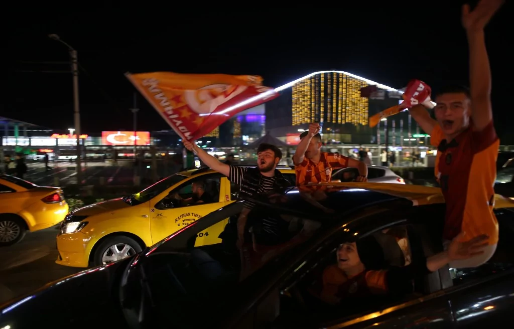 Bursa'da Galatasaray'ın şampiyonluk coşkusu zirve yaptı
