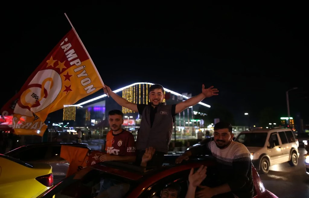 Bursa'da Galatasaray'ın şampiyonluk coşkusu zirve yaptı