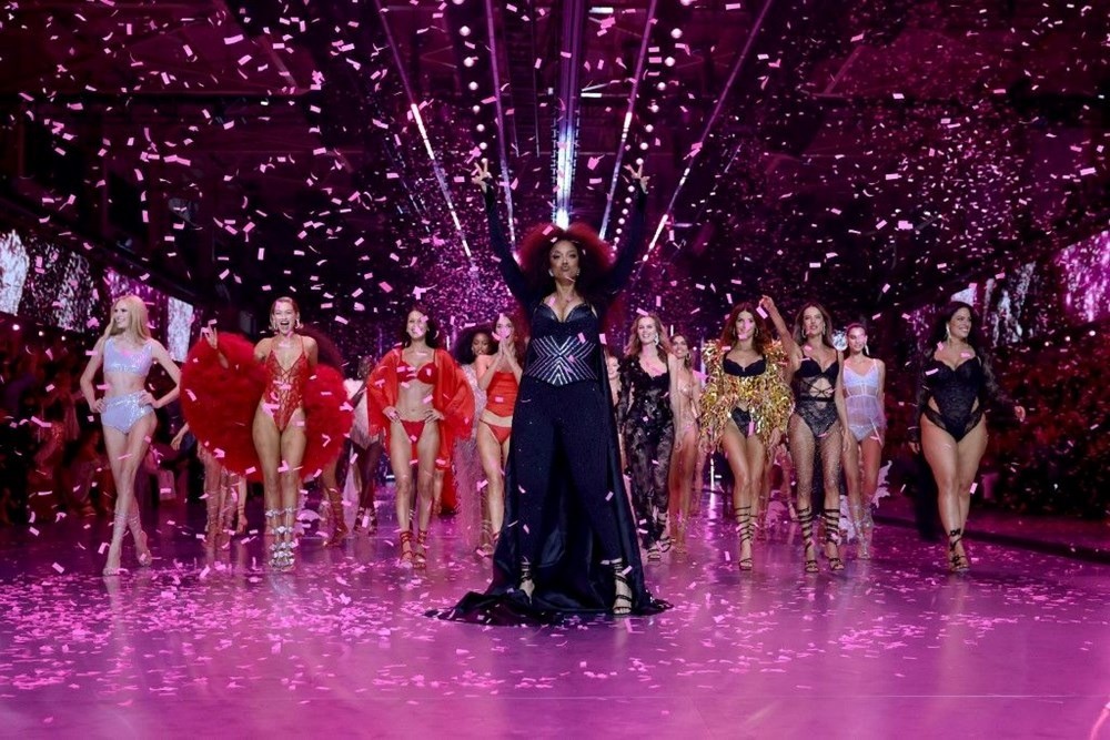 Victoria's Secret defilesi 6 yıl sonra geri döndü