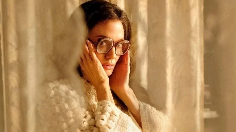 Haluk Bilginer ile Angelina Jolie'nin başrolde olduğu Maria filminden yeni kareler