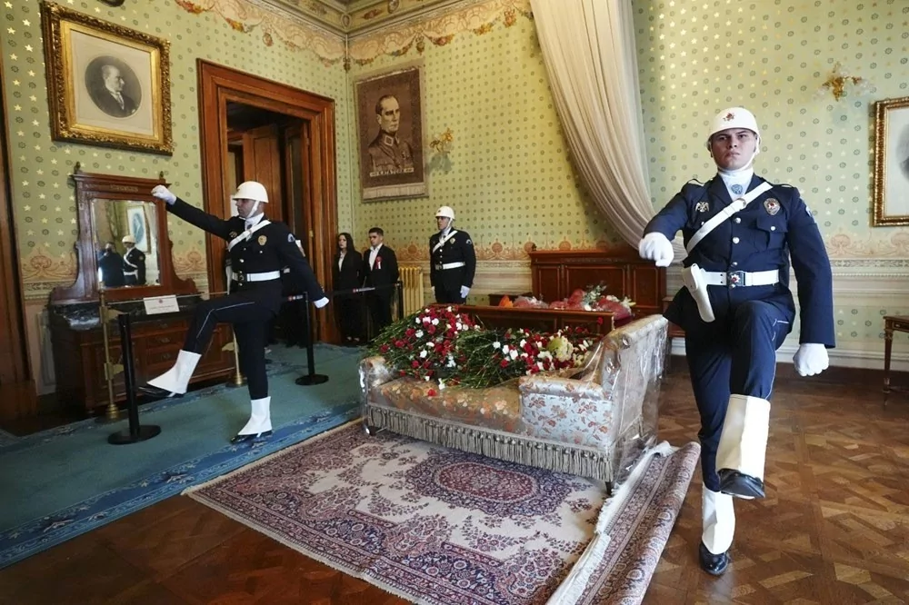 Anıtkabir ve Dolmabahçe'de hüzün: 7'den 70'e herkes Ata'sına koştu