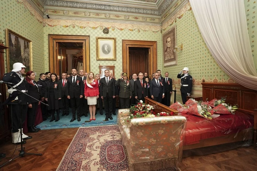 Anıtkabir ve Dolmabahçe'de hüzün: 7'den 70'e herkes Ata'sına koştu