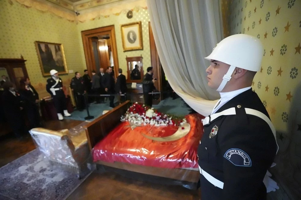 Anıtkabir ve Dolmabahçe'de hüzün: 7'den 70'e herkes Ata'sına koştu