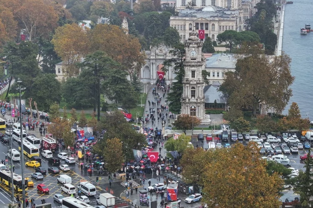 Anıtkabir ve Dolmabahçe'de hüzün: 7'den 70'e herkes Ata'sına koştu