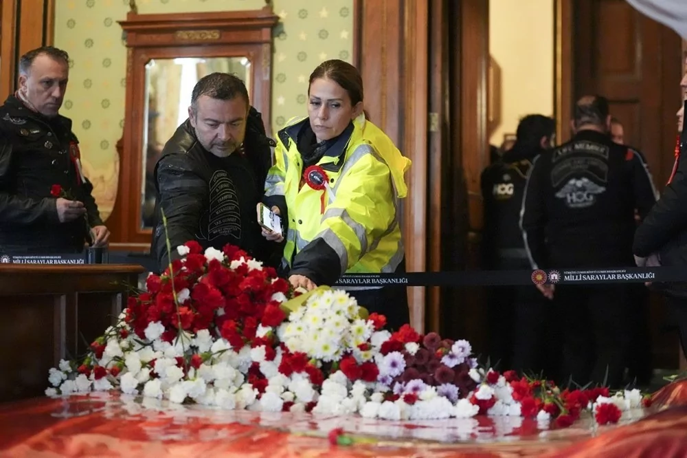 Anıtkabir ve Dolmabahçe'de hüzün: 7'den 70'e herkes Ata'sına koştu