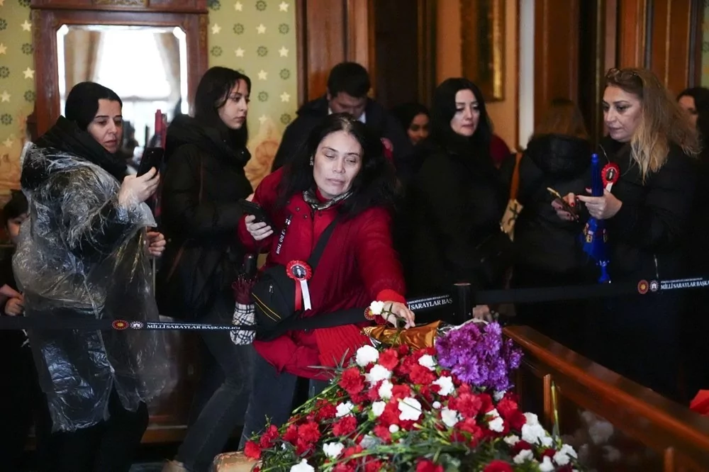 Anıtkabir ve Dolmabahçe'de hüzün: 7'den 70'e herkes Ata'sına koştu