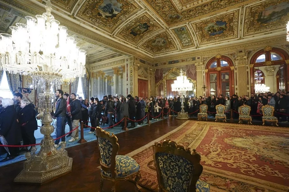 Anıtkabir ve Dolmabahçe'de hüzün: 7'den 70'e herkes Ata'sına koştu