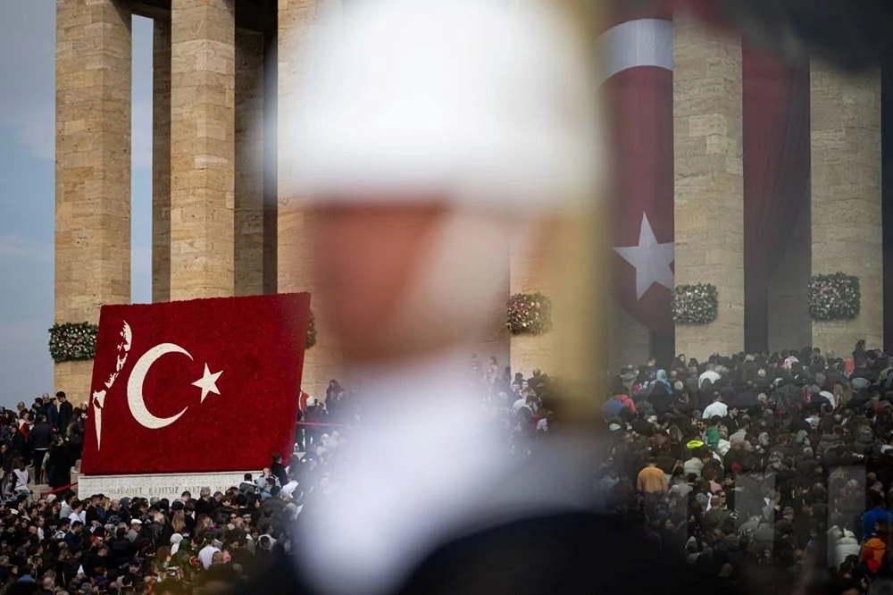Anıtkabir ve Dolmabahçe'de hüzün: 7'den 70'e herkes Ata'sına koştu