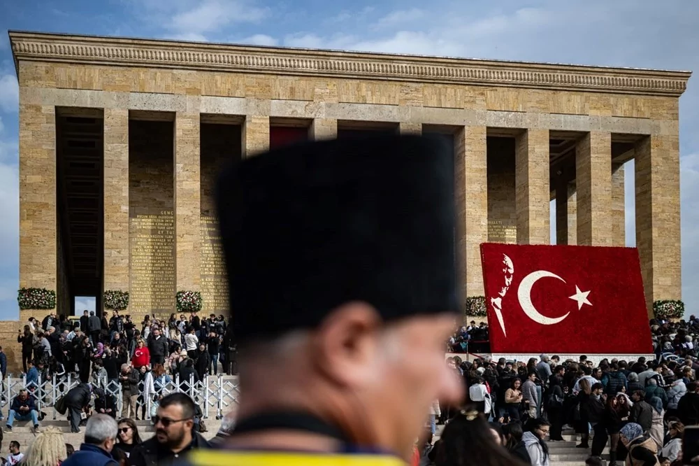 Anıtkabir ve Dolmabahçe'de hüzün: 7'den 70'e herkes Ata'sına koştu