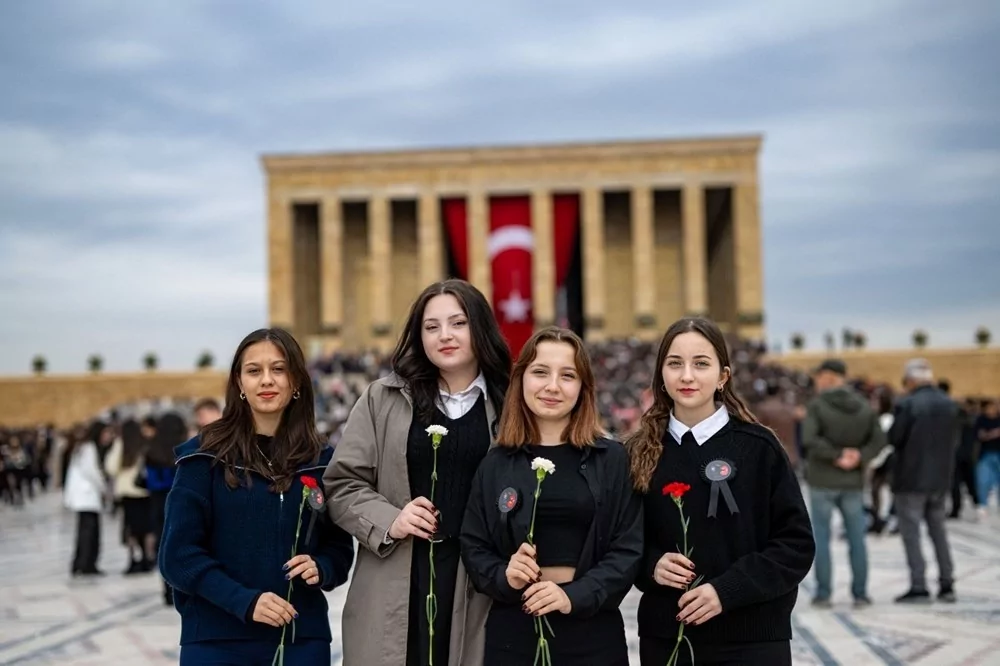 Anıtkabir ve Dolmabahçe'de hüzün: 7'den 70'e herkes Ata'sına koştu