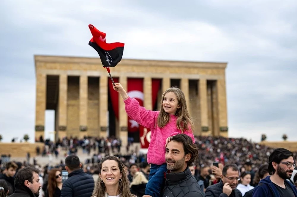 Anıtkabir ve Dolmabahçe'de hüzün: 7'den 70'e herkes Ata'sına koştu