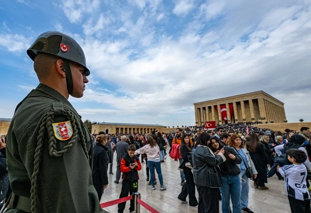 Anıtkabir ve Dolmabahçe'de hüzün: 7'den 70'e herkes Ata'sına koştu