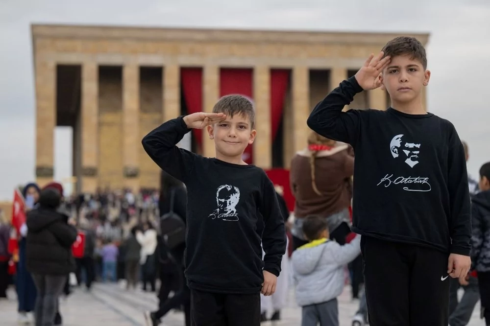 Anıtkabir ve Dolmabahçe'de hüzün: 7'den 70'e herkes Ata'sına koştu