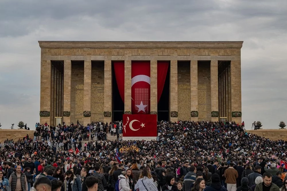 Anıtkabir ve Dolmabahçe'de hüzün: 7'den 70'e herkes Ata'sına koştu