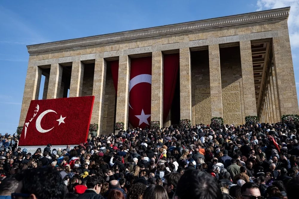 Anıtkabir ve Dolmabahçe'de hüzün: 7'den 70'e herkes Ata'sına koştu