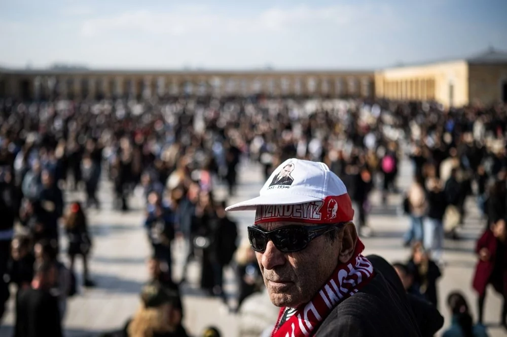 Anıtkabir ve Dolmabahçe'de hüzün: 7'den 70'e herkes Ata'sına koştu