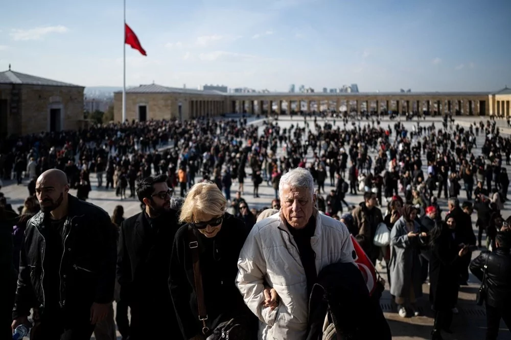 Anıtkabir ve Dolmabahçe'de hüzün: 7'den 70'e herkes Ata'sına koştu