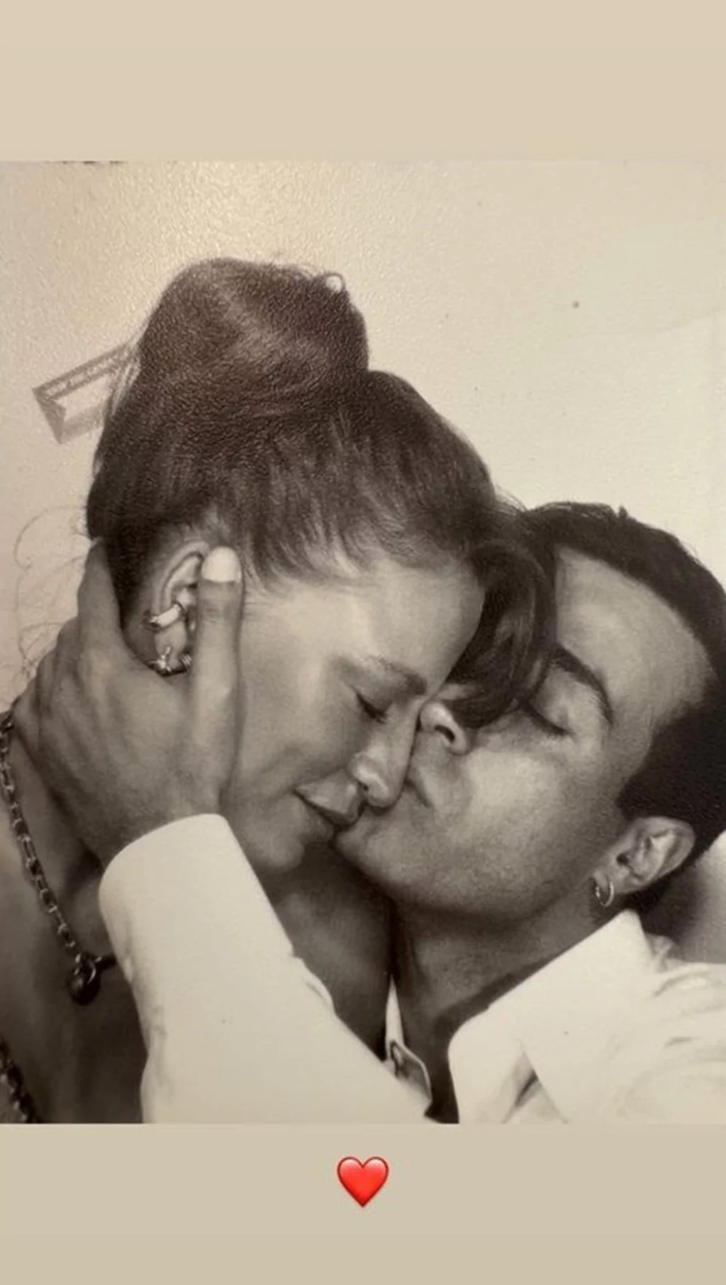 Mert Demir ve Serenay Sarıkaya aşka geldi