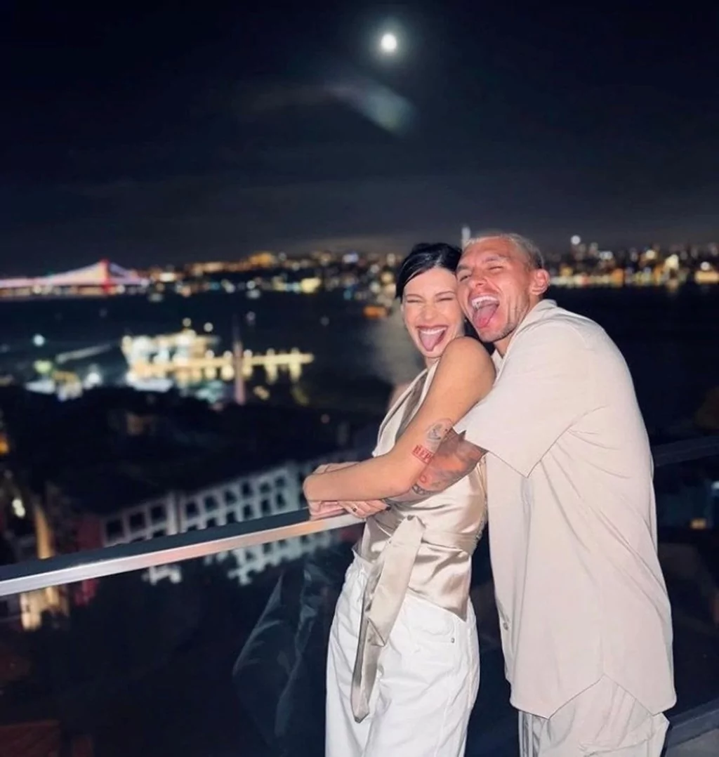 Torreira ve Devrim Özkan'dan aşk dolu pozlar