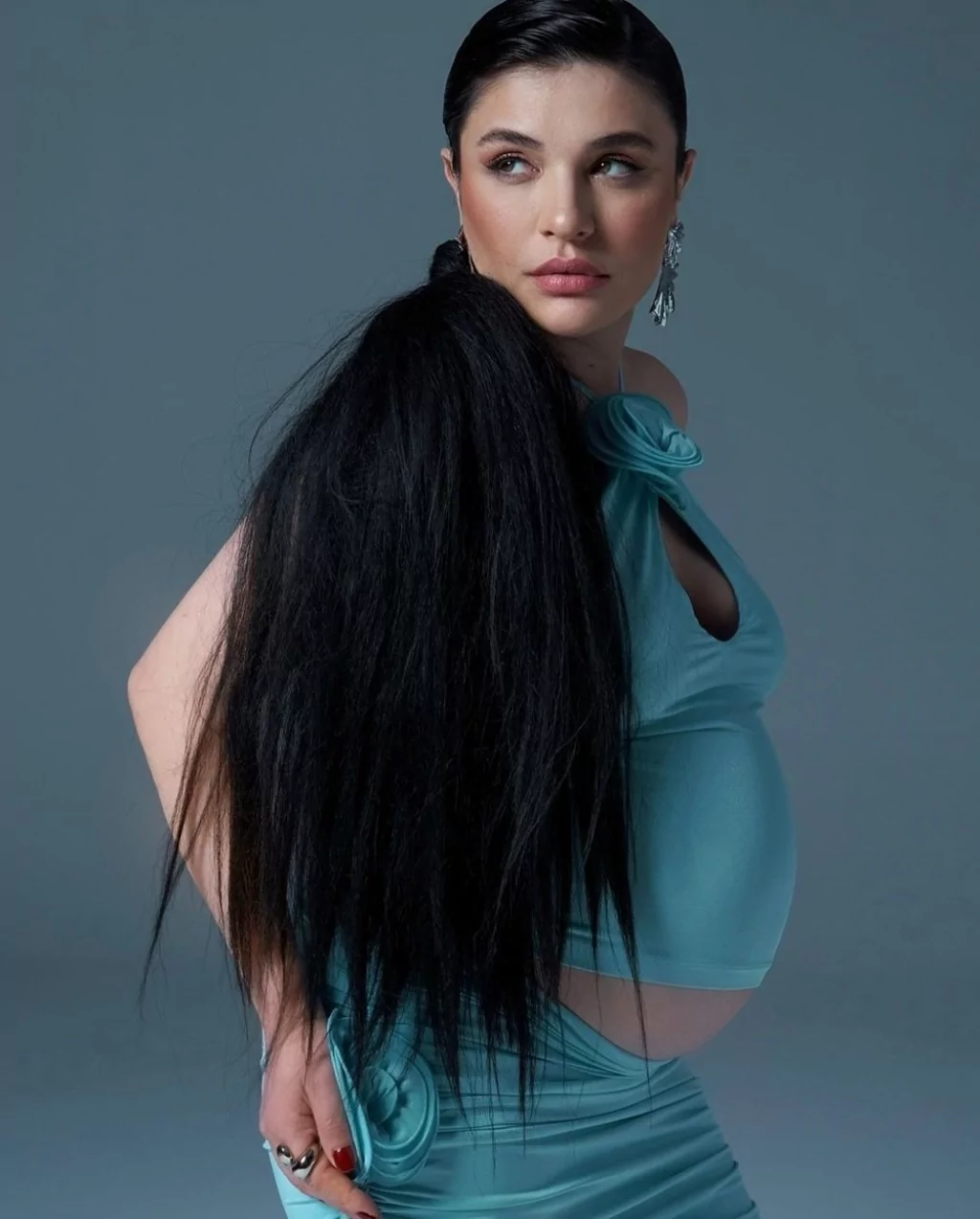 Gonca Vuslateri hamilelik dönemi pozlarını paylaştı