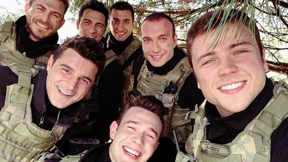 Tolga Sarıtaş eşinin işte bu hareketine eriyor