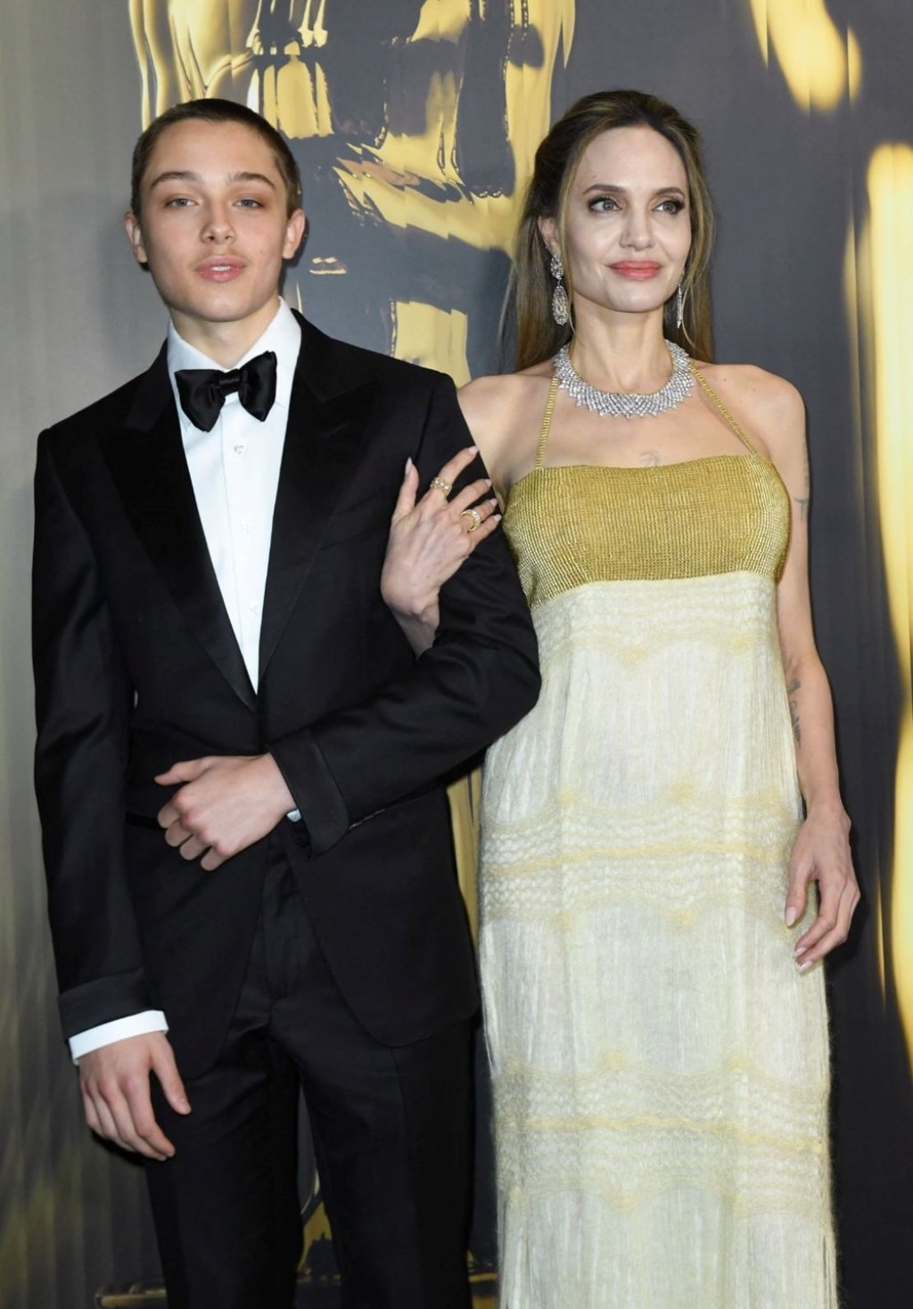 Angelina Jolie her yere çocuklarıyla gidiyor!