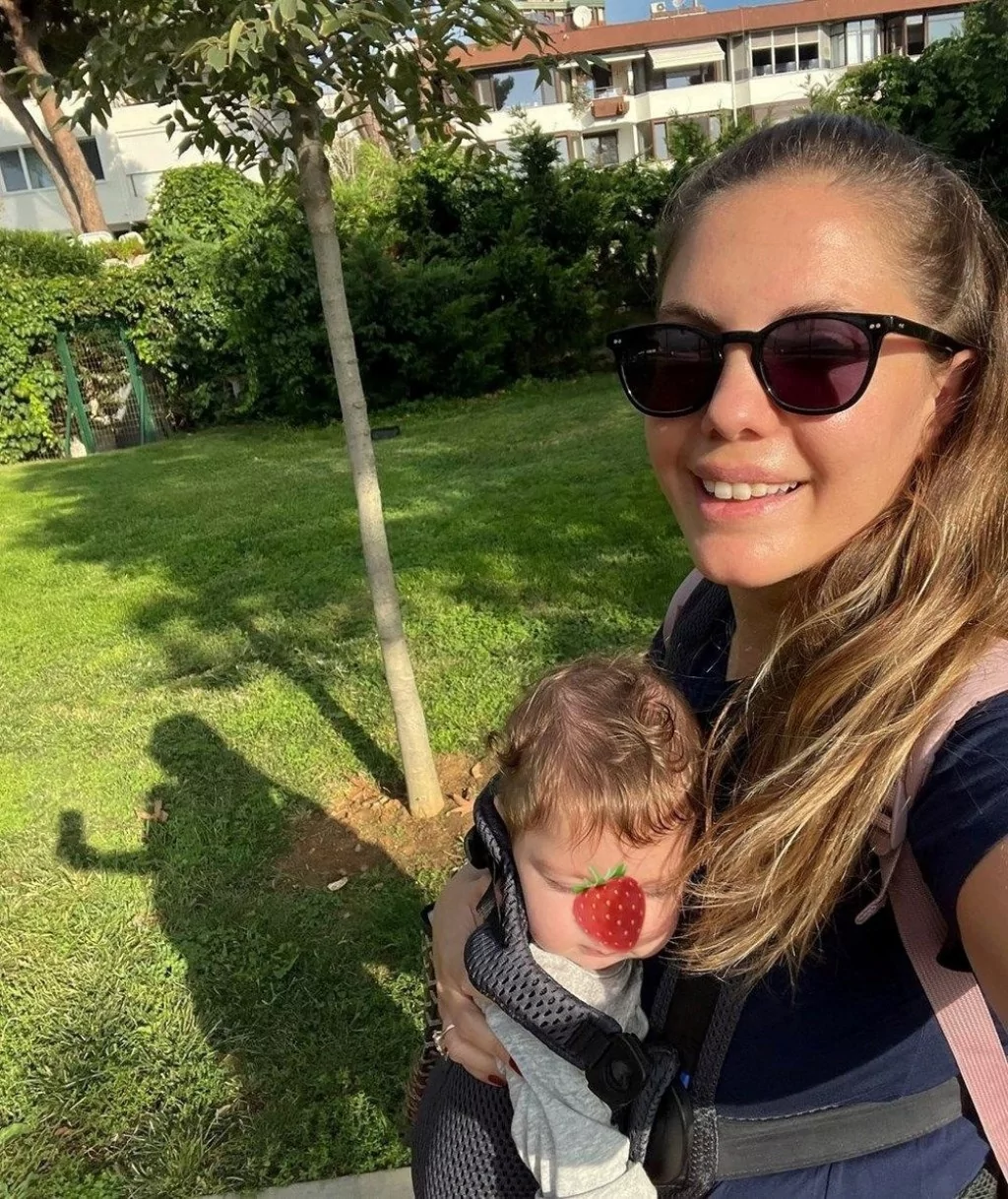 Eda Ece ile Buğrahan Tuncer'in Paris'e romantik seyahat