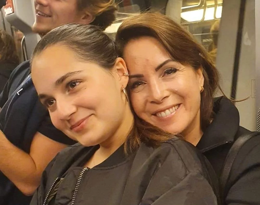 Yıllar sonra tekrar aynı dizide rol aldılar! Ünlülerin çocukluk halleri...