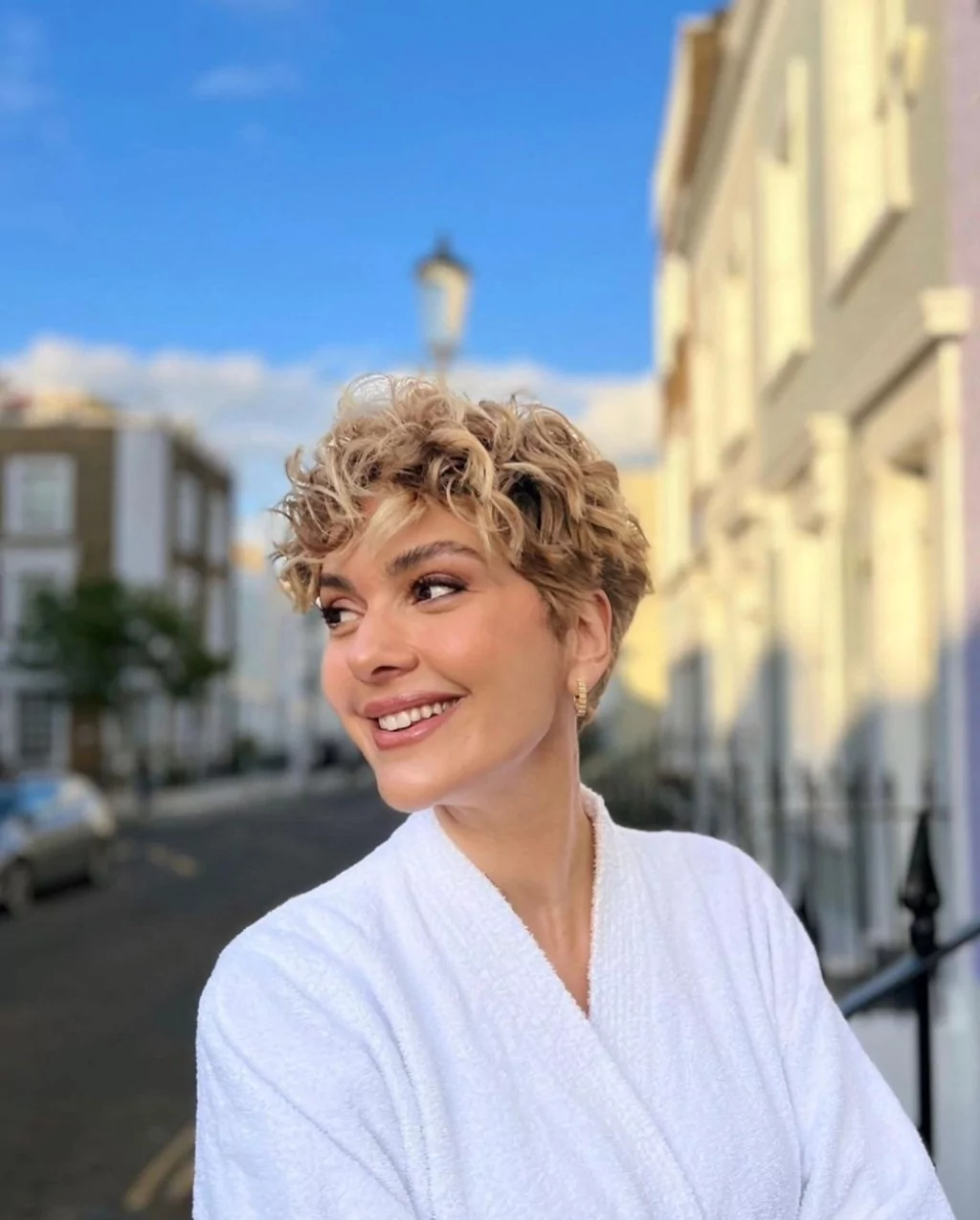 Hadise yeni imajı ile sarı saçlarına veda etti! İşte ünlülerin değişen imajları...