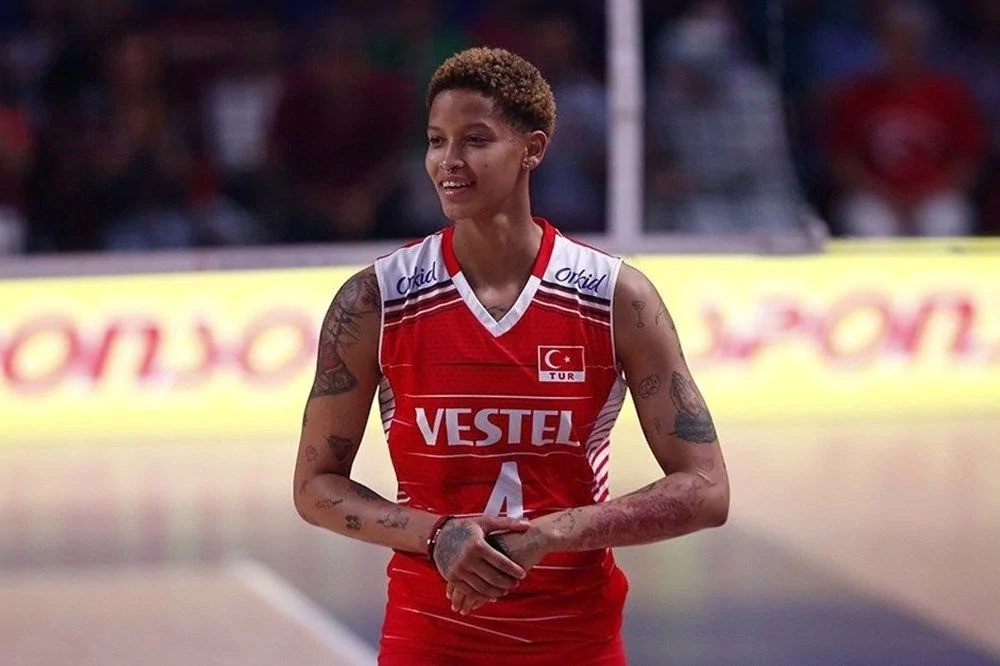 Hadise yeni imajı ile sarı saçlarına veda etti! İşte ünlülerin değişen imajları...