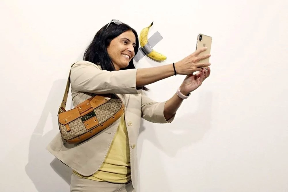 Muz rekor fiyata satıldı! Sanat dünyasını karıştıran duvara bantlanmış muz