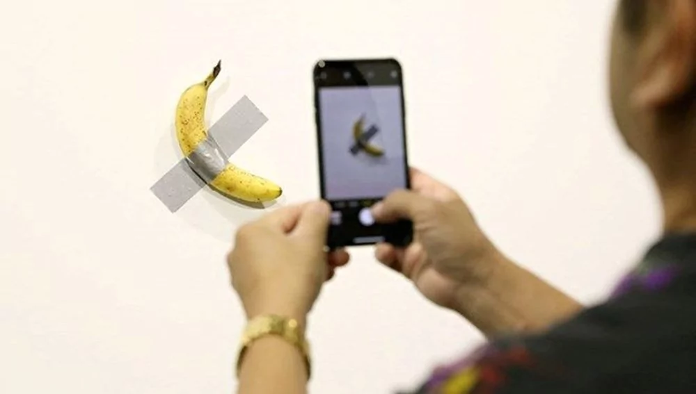 Muz rekor fiyata satıldı! Sanat dünyasını karıştıran duvara bantlanmış muz