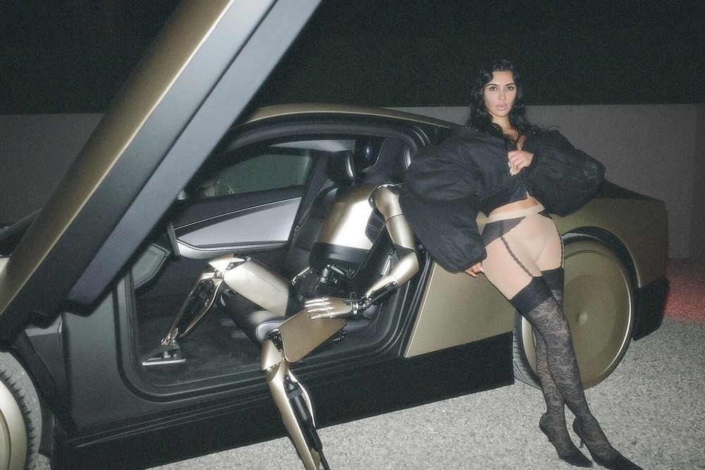 Kim Kardashian, Elon Mask'ın robotu ile garip pozlar verdi!