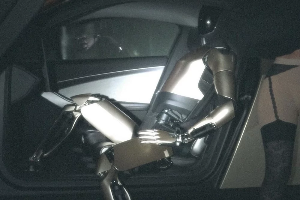 Kim Kardashian, Elon Mask'ın robotu ile garip pozlar verdi!