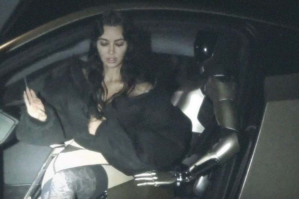 Kim Kardashian, Elon Mask'ın robotu ile garip pozlar verdi!
