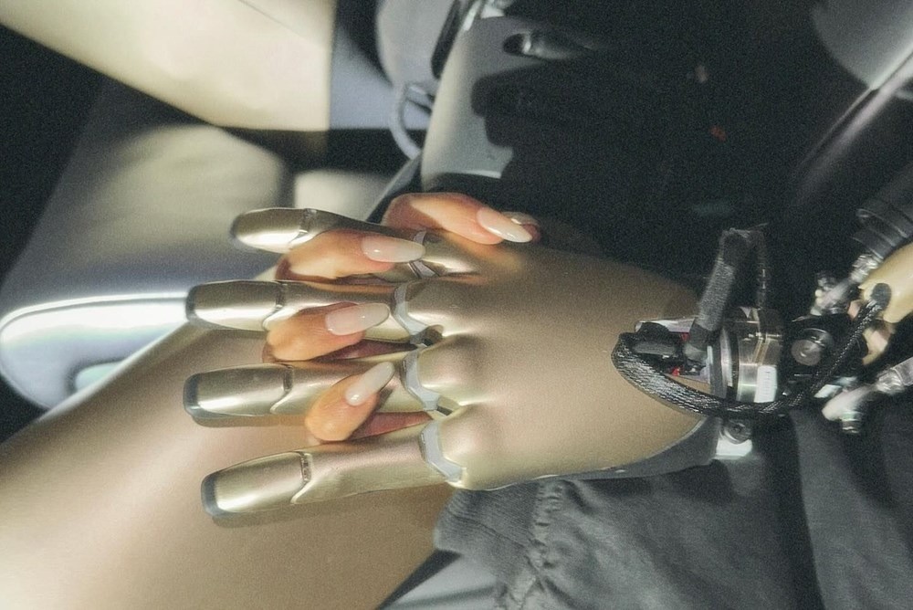 Kim Kardashian, Elon Mask'ın robotu ile garip pozlar verdi!