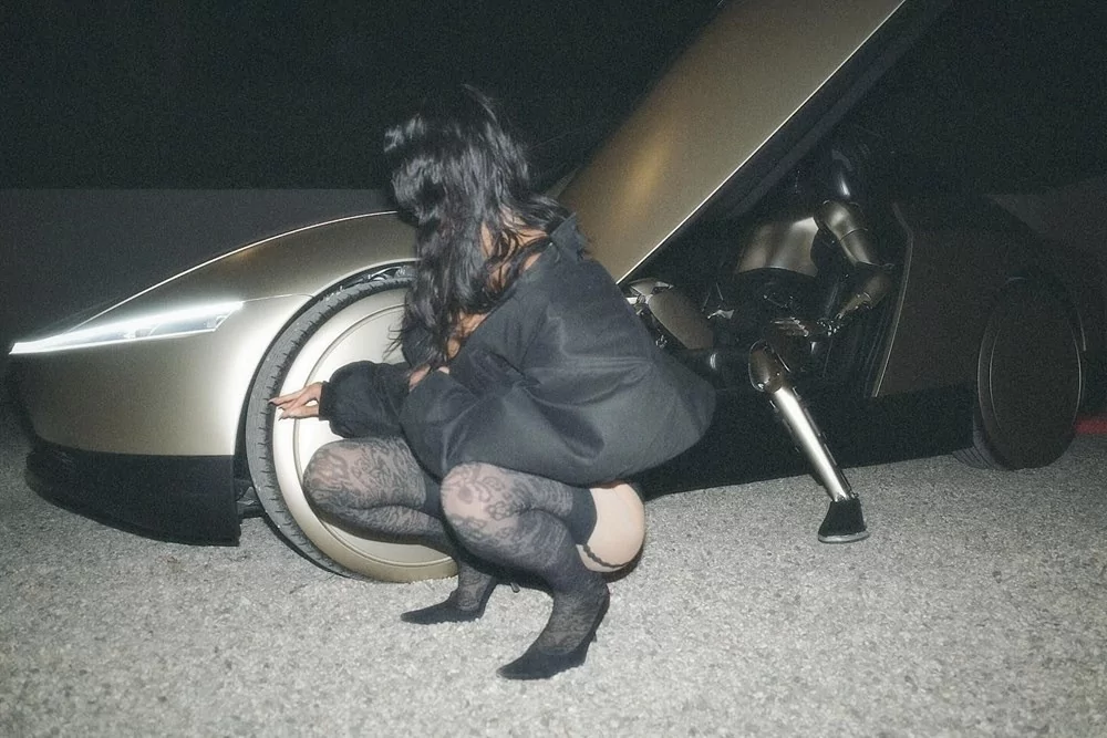 Kim Kardashian, Elon Mask'ın robotu ile garip pozlar verdi!