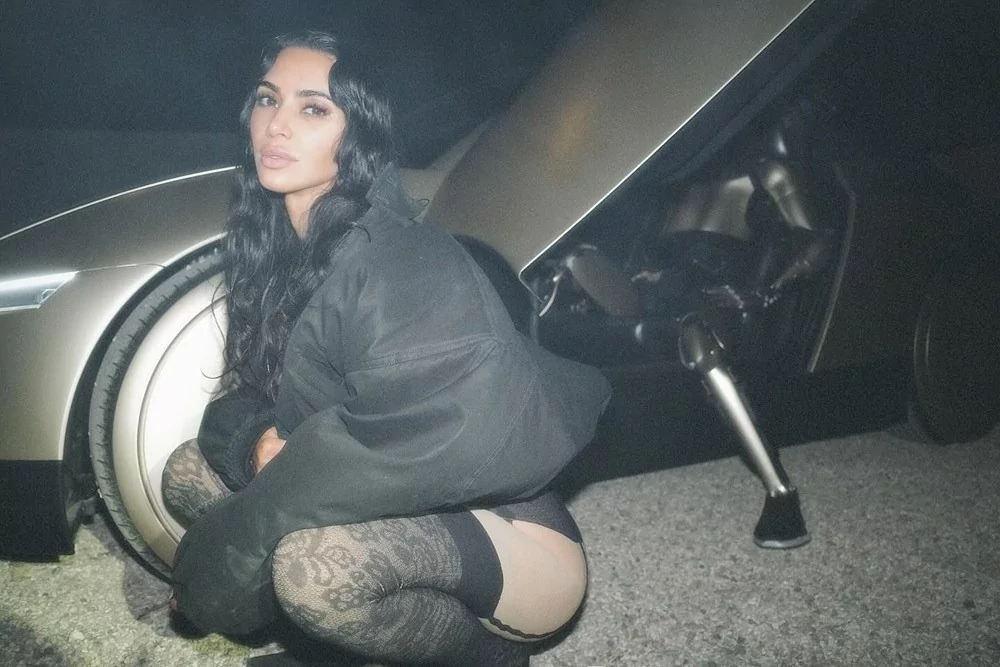 Kim Kardashian, Elon Mask'ın robotu ile garip pozlar verdi!