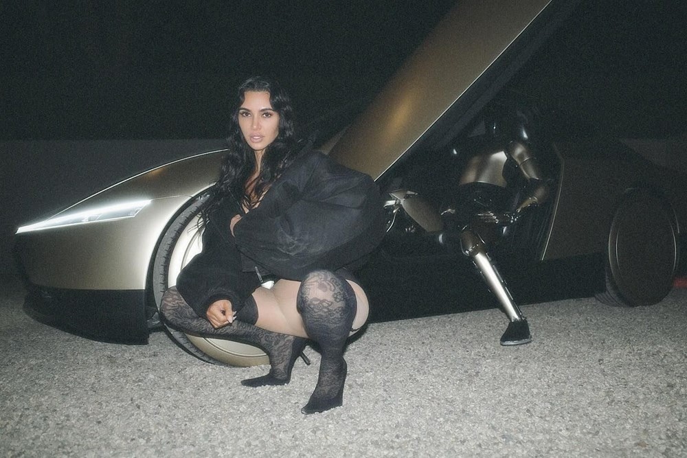 Kim Kardashian, Elon Mask'ın robotu ile garip pozlar verdi!