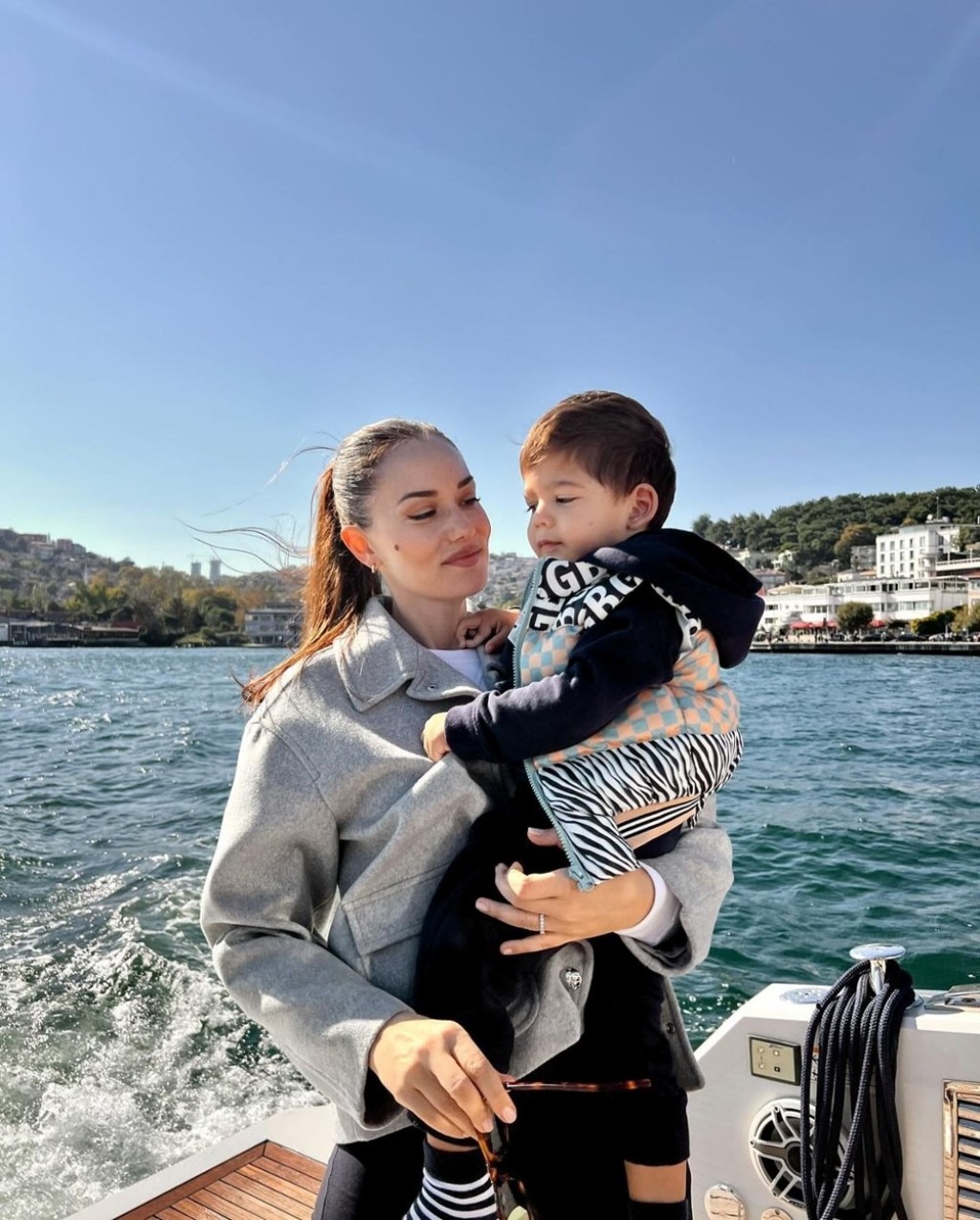 Fahriye Evcen, oğullarıyla tekne pozları paylaştı
